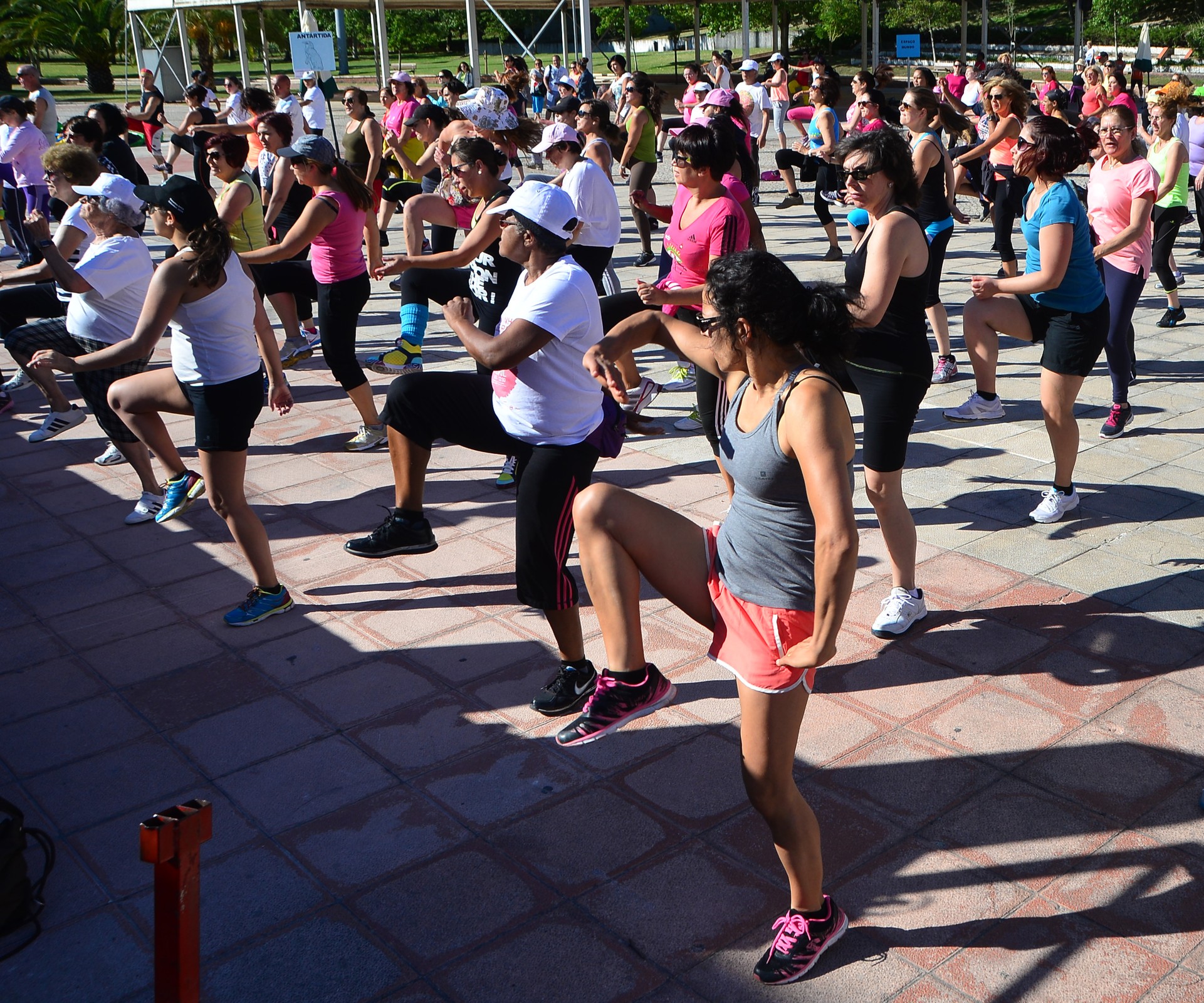 Aeróbica no Parque a anteceder a Marcha Solidária da Associação de Mulheres com Patologia Mam...